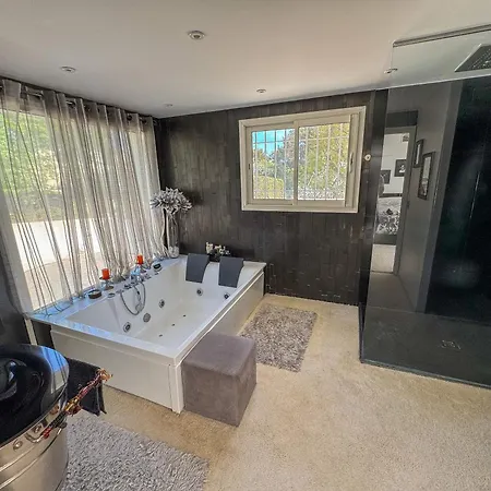 Deluxe & Private - Pool - - Cinema
